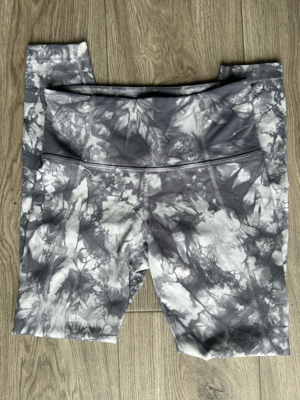 🤍Athleta Gray & white Tie-Dye Leggings in size XS🩶
